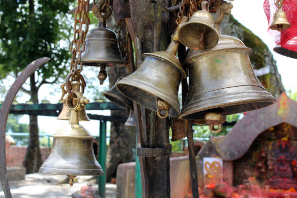 dzwony i rzeczy w kali hindu temple na szczycie wzgórza w dhulikhel. - newar zdjęcia i obrazy z banku zdjęć