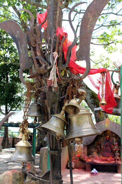 las campanas y cosas en el templo hindú de kali en la cima de la colina en dhulikhel. - clang fotografías e imágenes de stock