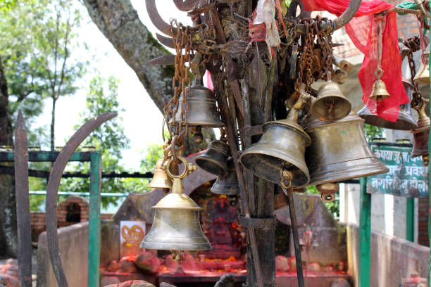 las campanas y cosas en el templo hindú de kali en la cima de la colina en dhulikhel. - clang fotografías e imágenes de stock