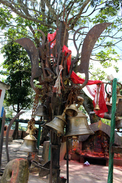 le campane e le cose al tempio indù di kali in cima alla collina a dhulikhel. - clang foto e immagini stock