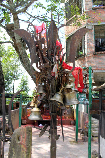 las campanas y cosas en el templo hindú de kali en la cima de la colina en dhulikhel. - clang fotografías e imágenes de stock
