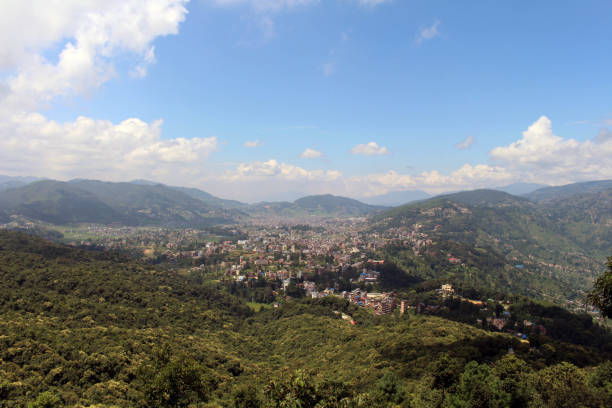 widok na dolinę katmandu widziany z dhulikhel po krótkiej wędrówce. - newar zdjęcia i obrazy z banku zdjęć