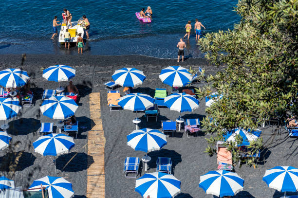increíble playa de guijarros negros cerca de maratea, basilicata, italy - parasol pine fotografías e imágenes de stock