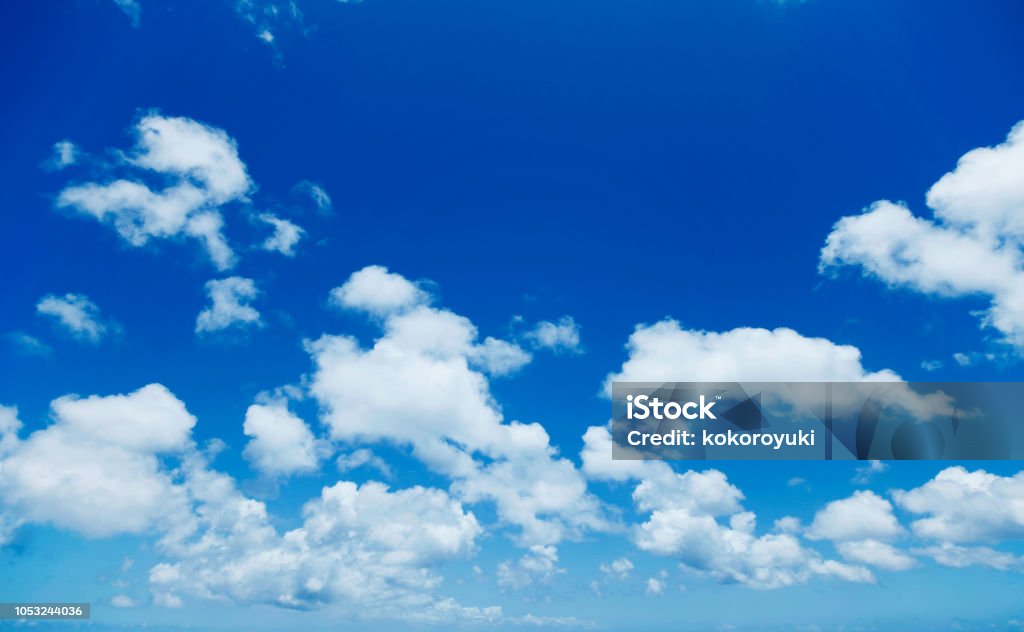 晴朗的天空的風景 - 免版稅天空圖庫照片