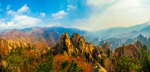 VH531 Mt. Seolark The autumn scenery of The Snow Mountain, which retains its beauty in all seasons, is wonderfully beautiful. korea autumn stock pictures, royalty-free photos & images