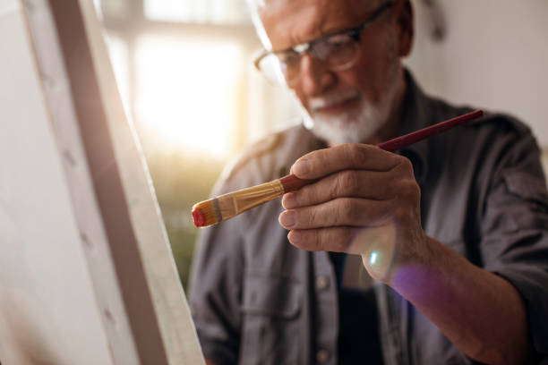 portrait of a man painting - easel art paint artists canvas imagens e fotografias de stock