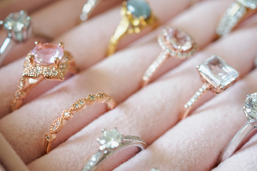 Anillos de diamantes de joyería de oro en caja photo