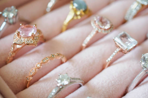 anillos de diamantes de joyería de oro en caja - anillo joya fotografías e imágenes de stock