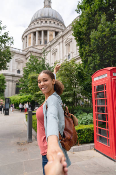 suivez-moi à londres - pay phone telephone people women photos et images de collection