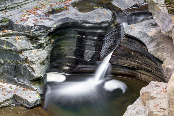 狭い流路 - watkins glen ストックフォトと画像