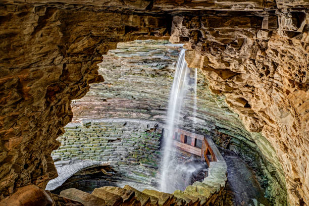 cascada de la cueva en watkins glen - natural tunnel state park fotografías e imágenes de stock