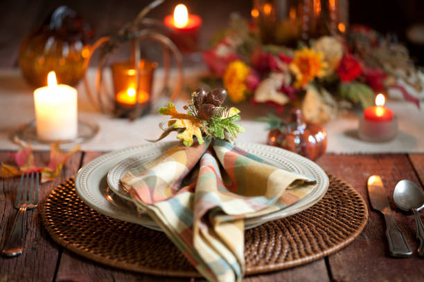 otoño thanksgiving ajuste de lugar de mesa de comedor en una vieja mesa rústica de madera rústico - autumn table setting flower fotografías e imágenes de stock