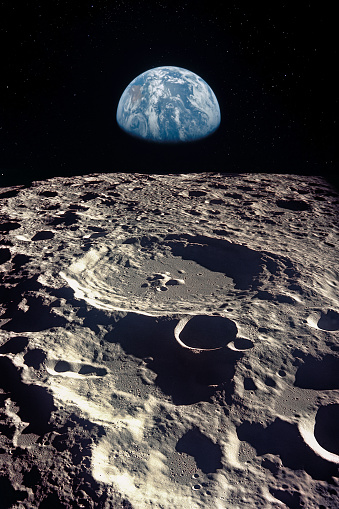 La tierra se eleva sobre el horizonte lunar.  Elementos de esta imagen proporcionada por la NASA. photo