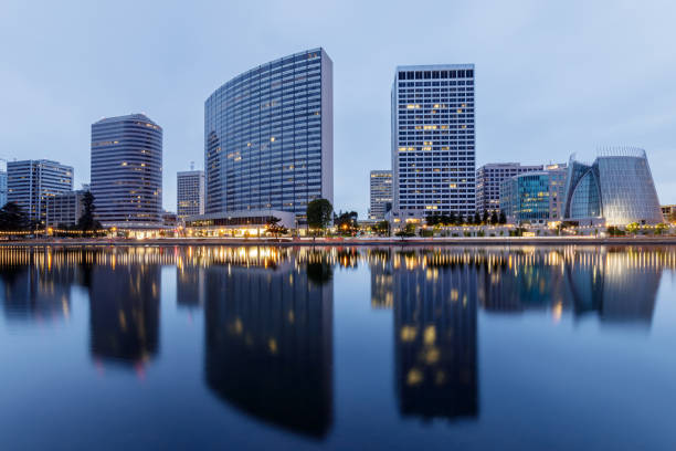 centro de la ciudad oakland y reflexiones de merritt del lago en el crepúsculo. - oakland california fotografías e imágenes de stock