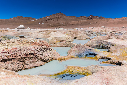Escenario de paisaje único en Bolivia, lugar árido alrededor de los géiseres, se siente como estar en otro planeta. photo