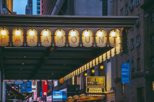 luzes de néon na broadway - chicago at night - fotografias e filmes do acervo