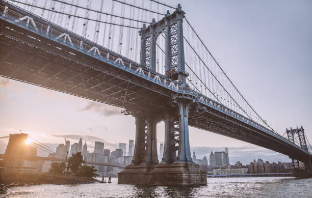 veduta del ponte di brooklyn a new york - brooklyn bridge taxi new york city brooklyn foto e immagini stock