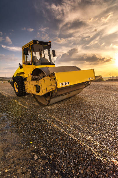 rolo compressor realizando obras de pavimentação da estrada - industrial equipment steamroller construction vehicle construction equipment - fotografias e filmes do acervo