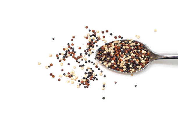 quinoa (rot, weiß und schwarz) auf weißem hintergrund - quinoa stock-fotos und bilder