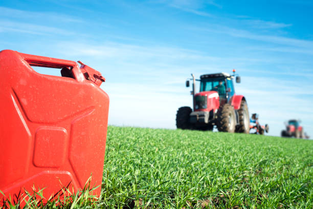 kraftstoff und landwirtschaft maschinen. - green crop tractor planting stock-fotos und bilder