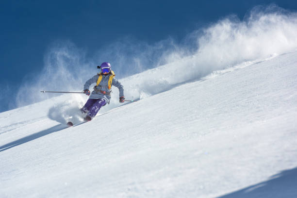 skifahrerin auf frischem pulverschnee schnitzen - 11270 stock-fotos und bilder