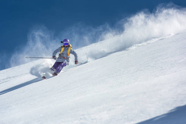 女性スキーヤーの新鮮な粉の雪の彫刻 - 11270 ストックフォトと画像