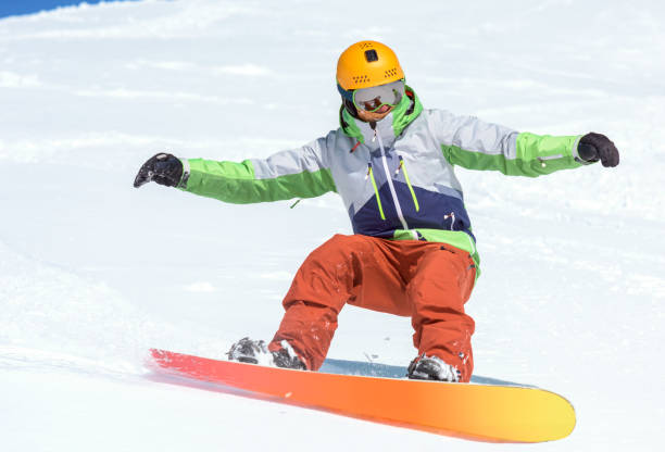 snowboardzista ślizgający się na świeżym śniegu w proszku - skiing winter sport powder snow athlete zdjęcia i obrazy z banku zdjęć