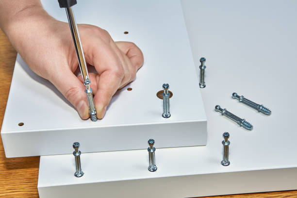 карпентер завинчивания винт-болт для мебели кулачок замок. - screwdriver screw tighten fastener стоковые фото и изображения