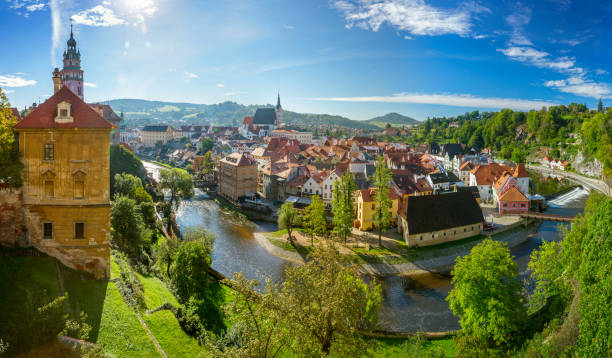 vue panoramique de cesky krumlov, république tchèque - république tchèque photos et images de collection