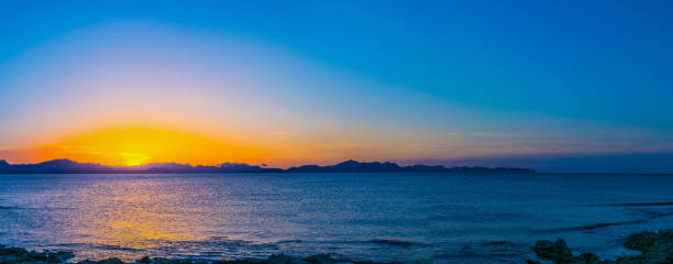 coucher de soleil vue sur la baie d’alcudia à majorque, espagne - group21 photos et images de collection