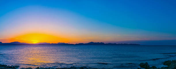 vista al tramonto sulla baia di alcudia a maiorca, spagna - group21 foto e immagini stock