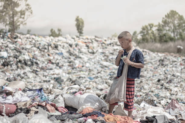 i bambini poveri guadagnano vendendo spazzatura. - povertà asia foto e immagini stock