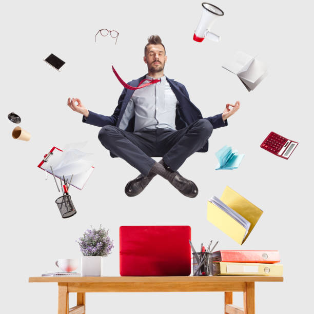 geschäftsmann, entspannung im büro, während seine arbeit leistet - levitation stock-fotos und bilder