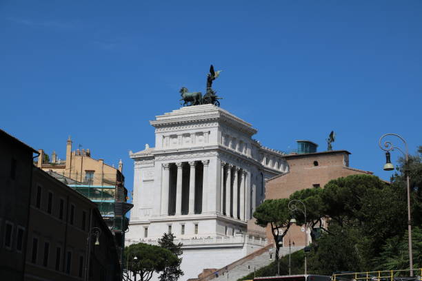 edificio blanco del monumento a vittorio emanuele ii en roma, italia - fontana della dea roma fotografías e imágenes de stock