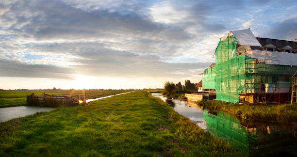 строительная площадка в голландском пейзаже польдер - polder стоковые фото и изображения