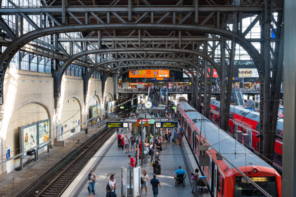 ハンブルクの主要鉄道駅で乗客と列車 - germany bavaria horsedrawn covered wagon ストックフォトと画像