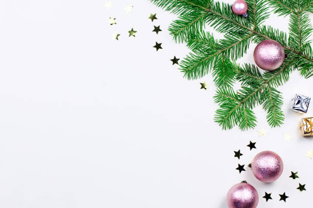 モミの木の枝、クリスマス ライト、ピンクとベージュの装飾、銀装飾品クリスマス背景 - 2613 ストックフォトと画像