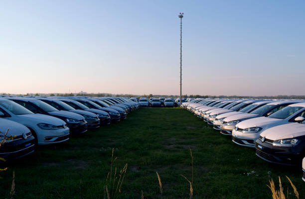 fartuch na lotnisku lipsk-altenburg w nobitz jest używany jako duży parking przez vw w październiku 2018 - rules of golf zdjęcia i obrazy z banku zdjęć