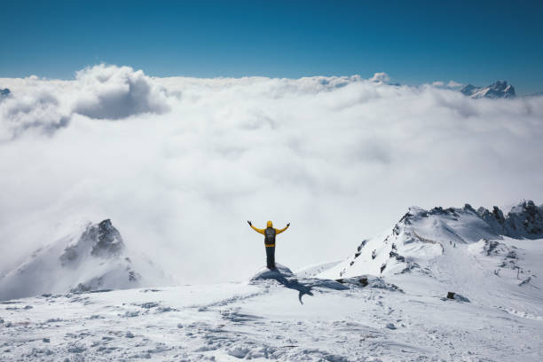 point de vue au-dessus du brouillard - val thorens white snow winter photos et images de collection