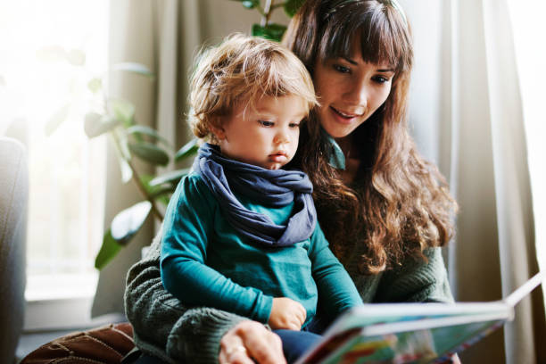 le encanta cuando leí a él - child book reading baby fotografías e imágenes de stock