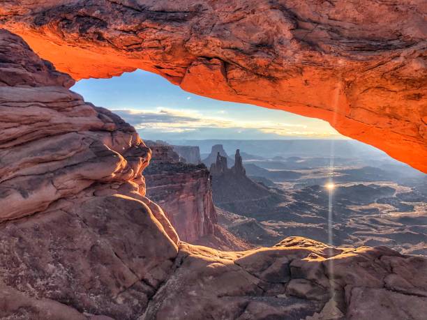 wschód słońca w: mesa arch - arid climate travel destinations canyon dawn zdjęcia i obrazy z banku zdjęć