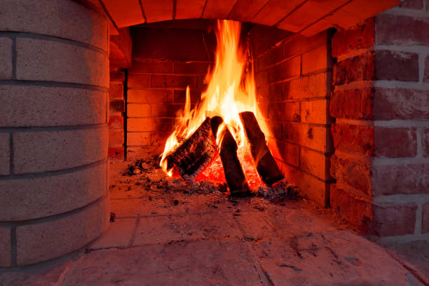 brennende maschinenbordbücher flammen im kamin. - ash fireplace fire log stock-fotos und bilder