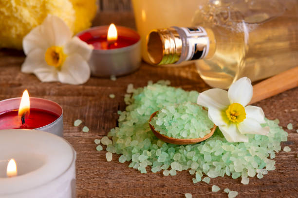 スパ風呂塩キャンドルと木の花の静物 - merchandise luxury still life spa treatment ストックフォトと画像