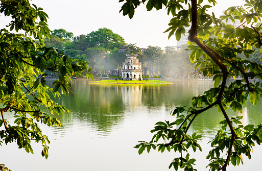 Torre de la tortuga en el lago de Hoan Kiem de Hanoi en Vietnam photo