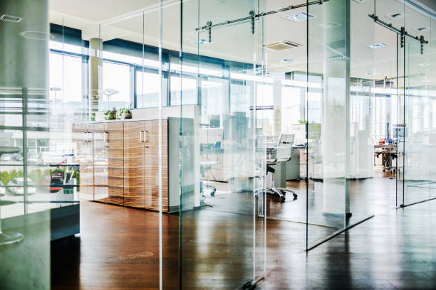 um ambiente de escritório moderno - glass office contemporary built structure - fotografias e filmes do acervo