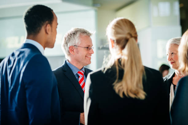 Aktionäre, die im Gespräch mit Business-Teamleiter – Foto