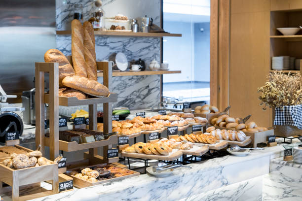 разнообразный свежий домашний хлеб и пекарня углу в роскошном отеле завтрак "шведский стол", ресторан интерьера. - gourmet pastry bread horizontal стоковые фото и изображения