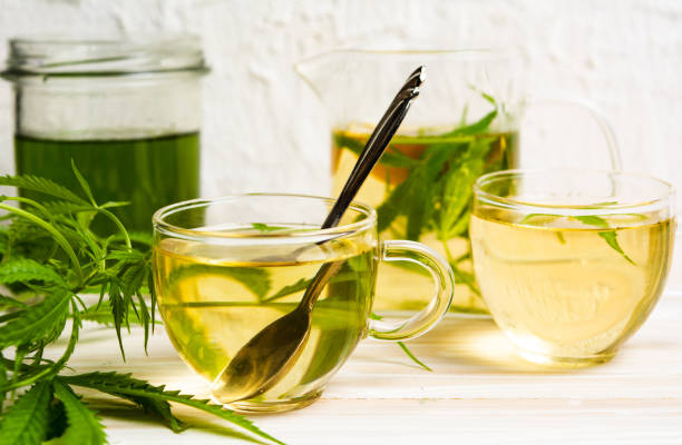 чай из конопли с листьями лимона и марихуаны - ground healthy eating colors liquid стоковые фото и изображения