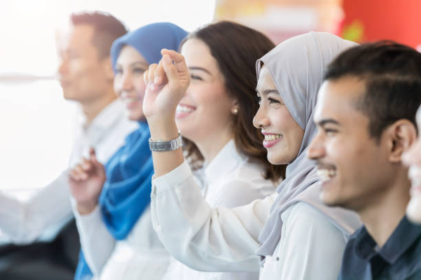 malezyjska bizneswoman podnosi rękę podczas konferencji biznesowej - islam student women multi ethnic group zdjęcia i obrazy z banku zdjęć