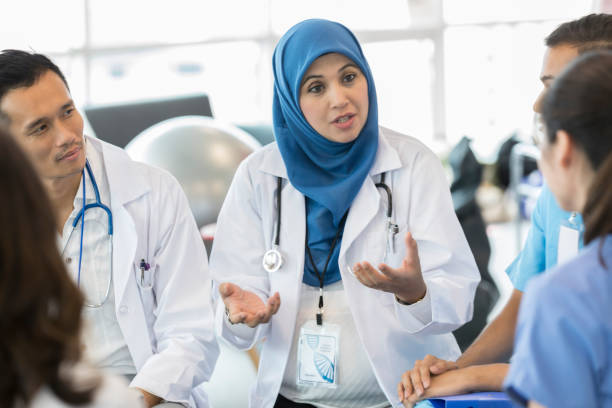 médica fala aos colegas sobre um diagnóstico de paciente - muslim culture - fotografias e filmes do acervo